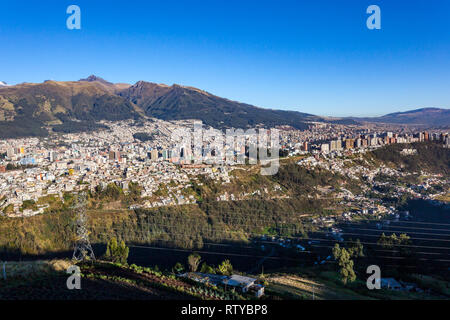 Teilweiser Blick auf Quito am Fuße des Vulkan Pichincha in den frühen Morgenstunden Stockfoto