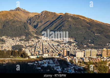 Teilweiser Blick auf Quito am Fuße des Vulkan Pichincha in den frühen Morgenstunden Stockfoto