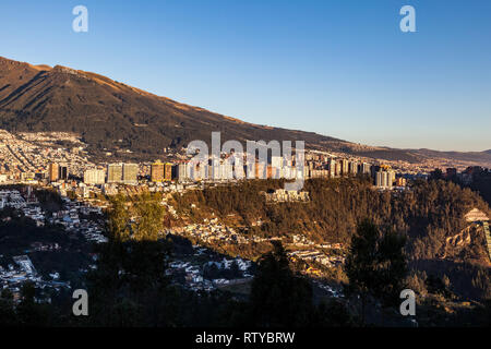 Teilweiser Blick auf Quito am Fuße des Vulkan Pichincha in den frühen Morgenstunden Stockfoto