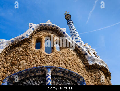 BARCELONA, SPANIEN - ca. Mai 2018: Eingangspavillon des Parc Güel. Parque Güell ist ein öffentlicher Park System aus Gärten und architektonische Elemente Stockfoto