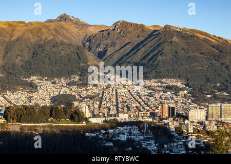 Teilweiser Blick auf Quito am Fuße des Vulkan Pichincha in den frühen Morgenstunden Stockfoto