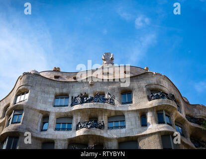 BARCELONA, SPANIEN - ca. Mai 2018: Fassade von La Pedrera, Casa Mila oder der Steinbruch bekannt. Ein berühmtes Gebäude im Zentrum von Barcelona des Stockfoto