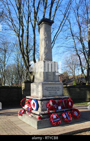 Das ehrenmal Gedenkstätte für die Toten des Krieges. mit Mohn abgedeckt. Knottingley West Yorkshire, Großbritannien Großbritannien Stockfoto