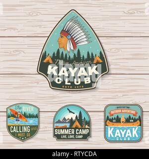 Der Sommer Camp, Kanu und Kajak Club Abzeichen. Vektor. Konzept für Patch, Stempel. Retro Design mit Camping, Berg, Fluss, Indianer und kayaker Silhouette. Extreme Wasser Sport Kayak Patches Stock Vektor