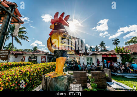 Strand von Porto de Galinhas, Ipojuca, Pernambuco, Brasilien - September, 2018: Bunte Huhn Handwerk Statuen Stockfoto