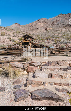 Eingestürzten Gebäude an der Inyo Mine Ruinen im Death Valley, Kalifornien. Den Inyo Mine Ruinen waren ein Teil der Echo-Lee Bergbaugebiet in der entfernt Stockfoto