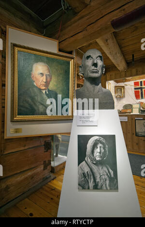 Statue, Fotos und Portrait der norwegische Forscher Roald Amundsen (1872-1928), Polar Museum (Polarmuseet) in Tromsø, Troms County, Norwegen Stockfoto