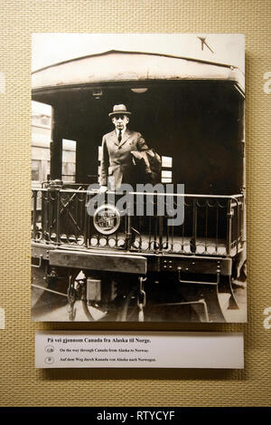 Alte s/w Fotografie der norwegische Forscher Roald Amundsen (1872-1928) auf einer kanadischen Zug, Polar Museum (Polarmuseet) in Tromsø, Troms County, Norwegen Stockfoto