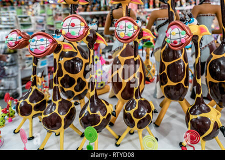 Strand von Porto de Galinhas, Ipojuca, Pernambuco, Brasilien - September 2018: Farbenfrohe giraffe Handwerk Statuen mit lustigen Zähne und zahnmedizinische Gerät Stockfoto