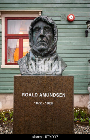 Statue der norwegische Forscher Roald Amundsen (1872-1928) außerhalb der Polar Museum (Polarmuseet) in Tromsø, Troms County, Norwegen Stockfoto