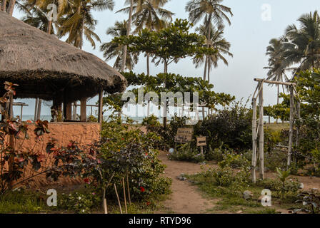 Ein Foto von der schönen tropischen Garten am Strand in Stumble Inn Eco Lodge in der Nähe von Elmina, Ghana. Stockfoto