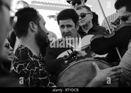 Der Bürgermeister von Comares verbindet Verdiales Musiker der Eröffnung des Centro de Interpretacion de Comares, Axarquia, Malaga, Andalusien, Spanien zu feiern. Stockfoto