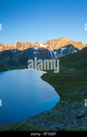 Sonnenaufgang über dem Lago Nero, Gavia Pass, Camonica Tal, Provinz Brescia, Lombardei, Italien Stockfoto