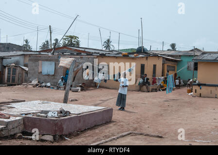 Ein Foto von einigen Häusern Lebensraum Viertel in der Küstenstadt Elmina, Ghana, Westafrika Stockfoto