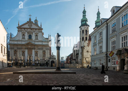 Plac Świętej Marii Magdaleny hin zu einer katholischen Kirche mit Priester gehen in diese Richtung. Von Ulica Kanonicza Straße an Grodska s Stockfoto