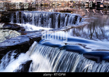 Die Spitzen der Wasserfall bei Southford Falls State Park in Oxford Connecticut im Frühling. Stockfoto