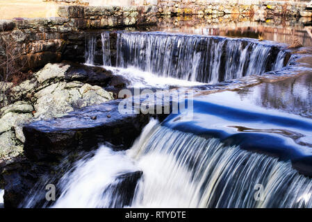 Die Spitzen der Wasserfall bei Southford Falls State Park in Oxford Connecticut im Frühling. Stockfoto