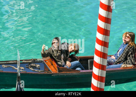 LAS VEGAS, Nevada, USA - Februar 2019: Person, die selfie auf einer Gondel auf den Kanal vor dem Italienischen themed Hotel Venetian in Las Vegas Stockfoto