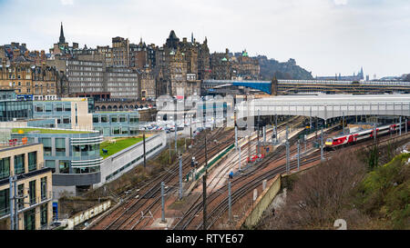 Blick von der Waverley Station und die Altstadt in Edinburgh, Schottland, Großbritannien Stockfoto