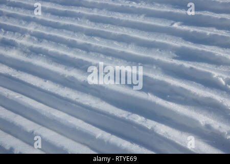 Hergestellt aus einer Beschneiungsanlage auf einer Skipiste Schnee-Linien Stockfoto