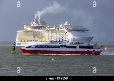 Umweltverschmutzung, Luxus, Reisen, luxuriöse, Hochzeit, Flitterwochen, Suite, Kabine, Harmonie des Meeres, Kreuzfahrt, Liner, verlassen, Southampton, Cowes, Isle of Wight England Stockfoto