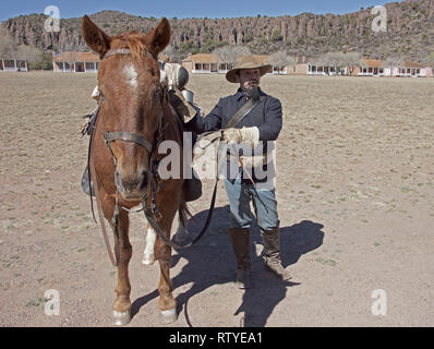 Ein Fort Davis National Historic Site, Texas, Freiwilliger gekleidet wie ein Soldat des 8. Regiment der Kavallerie, antwortet auf die Fragen der Besucher. Stockfoto