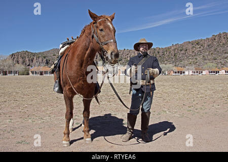 Ein Fort Davis National Historic Site, Texas, Freiwilliger gekleidet wie ein Soldat des 8. Regiment der Kavallerie, antwortet auf die Fragen der Besucher. Stockfoto