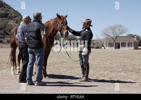 Ein Fort Davis National Historic Site, Texas, Freiwilliger gekleidet wie ein Soldat des 8. Regiment der Kavallerie, antwortet auf die Fragen der Besucher. Stockfoto