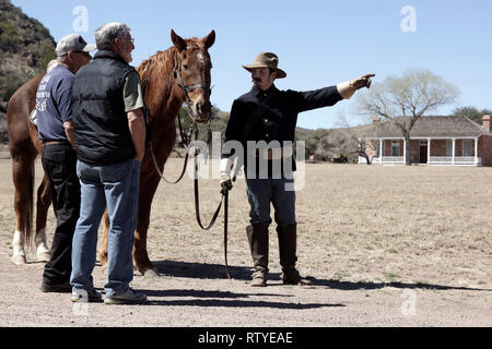 Ein Fort Davis National Historic Site, Texas, Freiwilliger gekleidet wie ein Soldat des 8. Regiment der Kavallerie, antwortet auf die Fragen der Besucher. Stockfoto