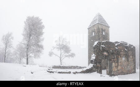 Panorama der Abtei von San Pietro in Vallate während einem Schneefall, Piagno, Sondrio Provinz, Valtellina, Lombardei, Italien Stockfoto