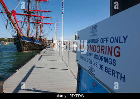 Warnung, Zeichen, Liegeplatz, entlang, Seite, Trinity, Landung, direkt am Meer, Parade, Cowes, Isle of Wight, England, Vereinigtes Königreich, Stockfoto