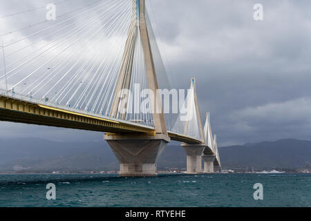 Blick auf den Golf von Korinth und Rio - antirrio Brücke von unten aus der Pio Stadt auf der Halbinsel Peloponnes Seite an einem bewölkten Frühling. Griechenland Stockfoto