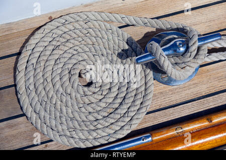 Classic, Bootscharter, Yachtcharter, aufgewickelt, Seil, Deck, Blatt, Klampe, Stockfoto