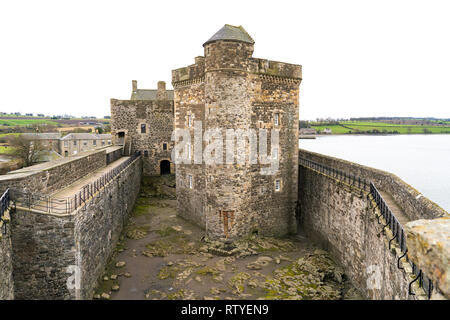 Schwärze Burg eine Festung aus dem 15. Jahrhundert, in der Nähe des Dorfes Schwärze, Schottland, am Südufer des Firth-of-Forth, Schottland, Großbritannien. Schwärzungsgrad Stockfoto