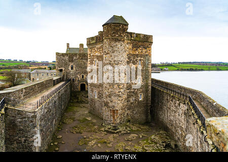 Schwärze Burg eine Festung aus dem 15. Jahrhundert, in der Nähe des Dorfes Schwärze, Schottland, am Südufer des Firth-of-Forth, Schottland, Großbritannien. Schwärzungsgrad Stockfoto