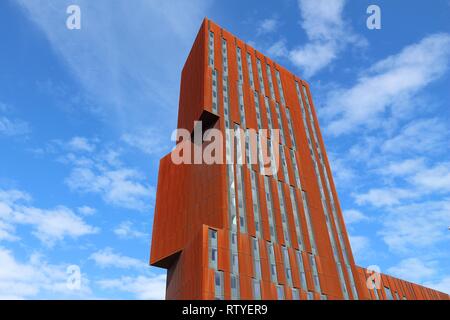 LEEDS, Großbritannien, 12. JULI 2016: Sendemast Universität Hochhaus in Leeds, UK. Es gehört zur Universität Leeds Beckett, Gehäuse der Fakultät der Künste, Stockfoto