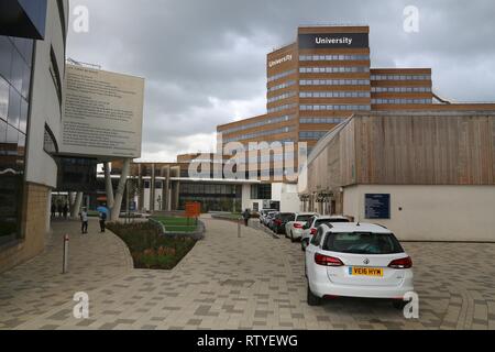 HUDDERSFIELD, Großbritannien - 10 JULI 2016: Menschen besuchen die Universität Huddersfield, West Yorkshire, UK. Die Universität hat fast 20.000 Studenten. Stockfoto