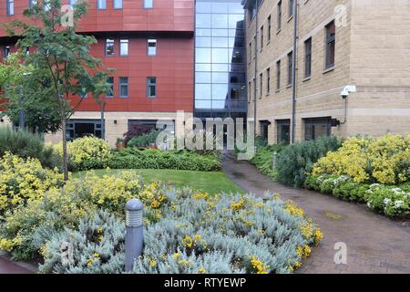 HUDDERSFIELD, Großbritannien - 10 JULI 2016: Universität Huddersfield, West Yorkshire, UK. Die Universität hat fast 20.000 Studenten. Stockfoto