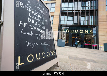 Blick auf den neuen Zweig der Loudons Restaurant und Cafe in neuen Waverley gemischten Wohn- und Gewerbeimmobilien Entwicklung in der Altstadt von Edinburgh, Scotlan Stockfoto