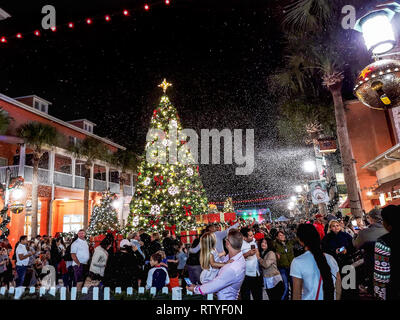 CELEBRATION, Florida, USA - Dezember, 2018: Weihnachten mit schönen Lichter und Schnee an der Celebration City. Stockfoto