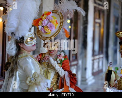 Karneval in Venedig Maske Festival 2019 eine Gruppe von Damen im Kostüm an Florian Cafe St. Marks Platz Stockfoto