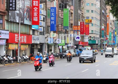 KEELUNG, TAIWAN - November 23, 2018: Die Menschen fahren Roller in Keelung, Taiwan. Keelung ist die 9. die bevölkerungsreichste Stadt in Taiwan. Stockfoto