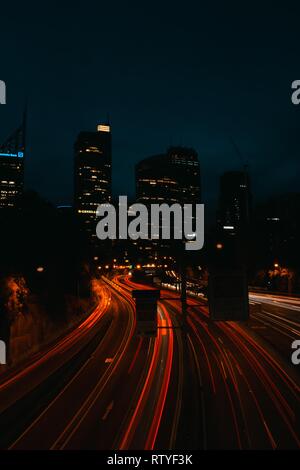 Lange Exposition der Eastern Distributor in Sydney mit dem Auto Licht - Wanderwege. Foto aus Galerie Straße genommen. Stockfoto