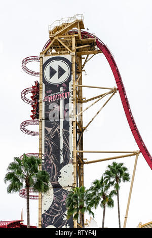 ORLANDO, Florida, USA - Dezember, 2018: die Reiter der Rip Ride Rockit Achterbahn in den Universal Studios Theme Park genießen Sie in einem schönen Sonnenlicht Tag. Stockfoto