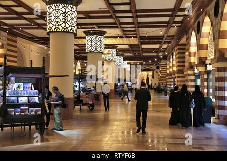 DUBAI, VAE - November 22, 2017: Shopper besuchen den Gold Souk in der Dubai Mall. Es ist das größte Einkaufszentrum in der Welt aus der Gesamtfläche mit 502.000 Quadratmeter metr Stockfoto