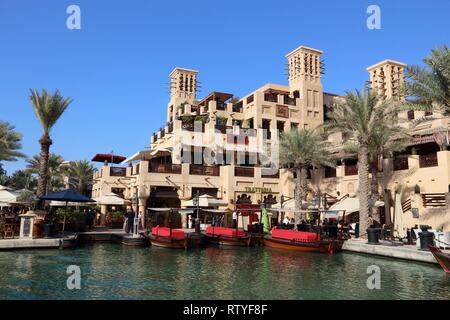 DUBAI, VAE - November 23, 2017: Madinat Jumeirah Resort in Dubai. Madinat Jumeirah hat mehr als 50 Restaurants und drei Grand Hotels. Stockfoto