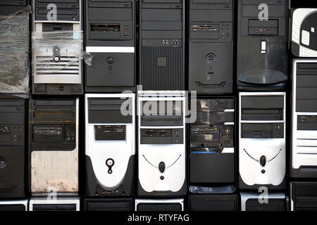 Reihen gestapelter, gebrauchter, veralteter Desktop-Computer-Tower, Festplatten und CPUs Stockfoto