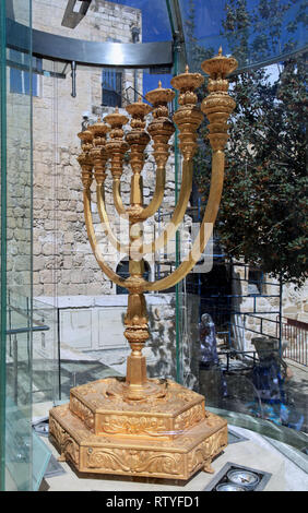 JERUSALEM - Oktober 2011: Eine genaue Reproduktion der Menorah aus dem antiken Tempel befindet sich in einem Glaskasten mit Blick auf den Tempelberg. Stockfoto