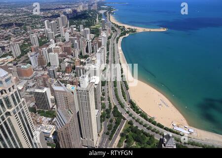 Chicago Luftaufnahme mit Gold Coast, Lincoln Park, Lakeview und Boystown. Stockfoto