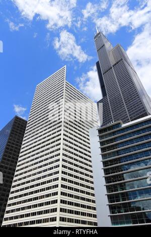 CHICAGO, USA - Juni 28, 2013: 200 South Wacker Drive und Willis Tower (ehemals Sears Tower) Wolkenkratzer in Chicago. Willis Tower war das höchste Buil Stockfoto